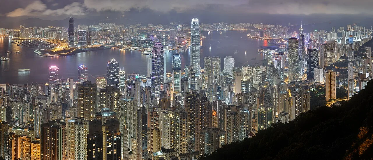 Skyline de Hong Kong de nuit depuis Victoria Peak, avec les gratte-ciels du quartier financier de Central et le port de Victoria Harbour illuminé