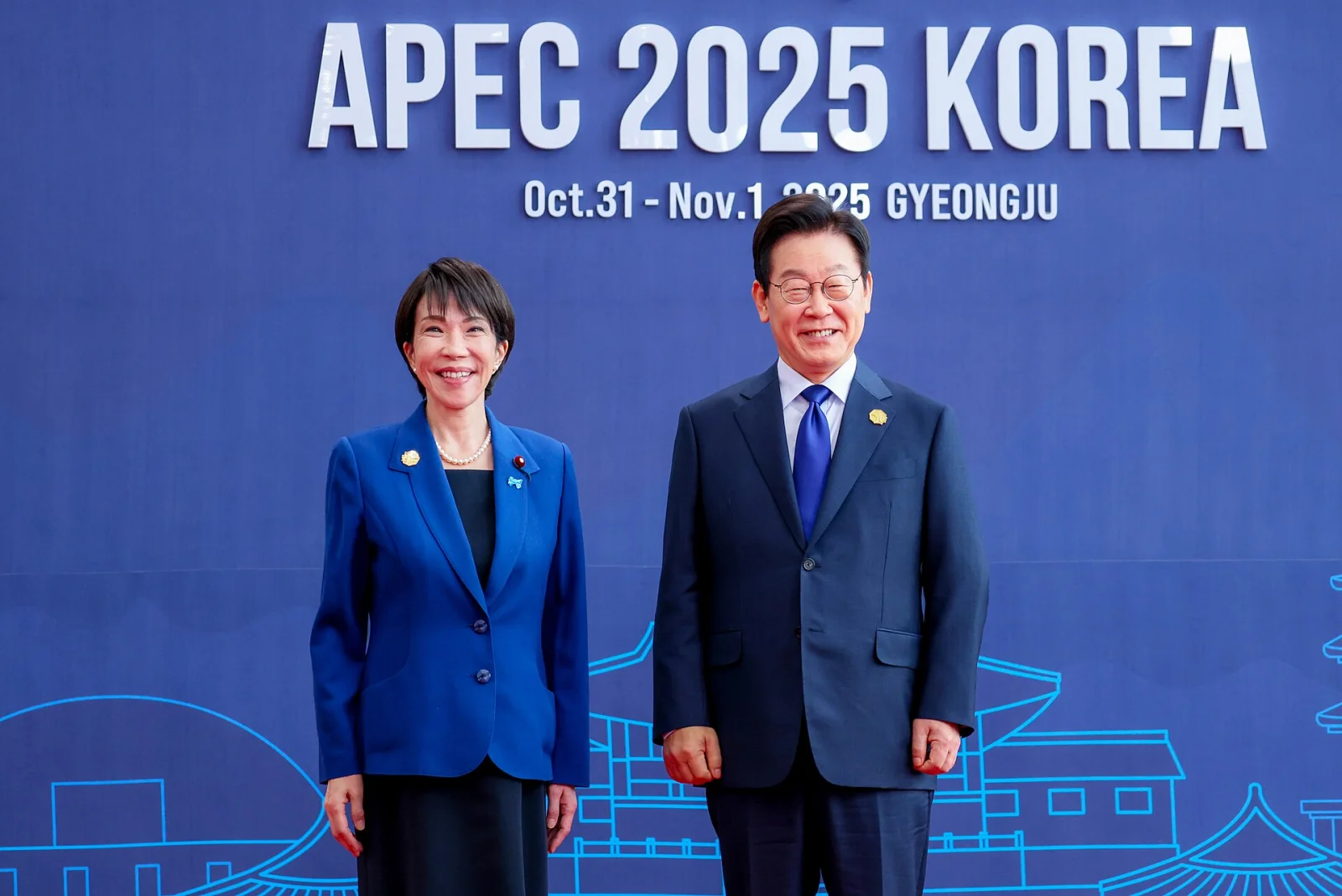 Le président sud-coréen et la Première ministre japonaise posent devant un panneau « APEC 2025 Korea » à Gyeongju, lors du sommet organisé du 31 octobre au 1er novembre 2025.
